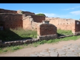 05757 ostia - regio iii - insula iii - caseggiato delle trifore (iii,iii,1) - decumanus maximus.jpg